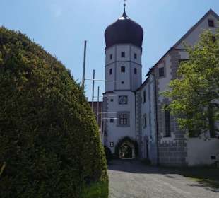 Blick zum Eingang und Vorderes Schloss