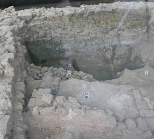 Bei der Archäologische Vitrine im Elisengarten