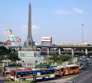 Skytrain vor dem Victory Monument