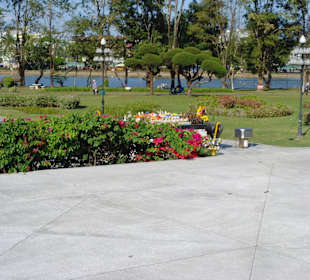 Im Park beim Taksin Maharat Denkmal