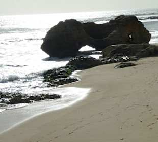 Großer Felsen im Hafen