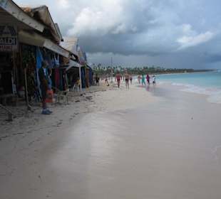 Einkaufen am Strand (viel Handeln)