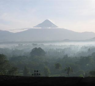 Morgennebel am Borobudur