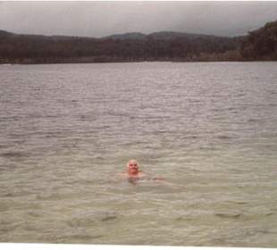 Baden im klaren Wasser des Lake Mc.Kenzie
