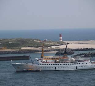 Seebäderschiff Atlantis auf Reede vor der Düne