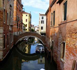 Schöner Kanal mit Brückeenübergang