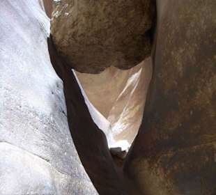 Blick von unten auf das Loch