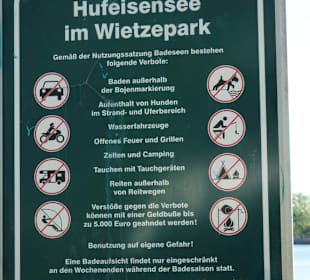 Hinweisschild am Hufeisensee des Wietzeparks