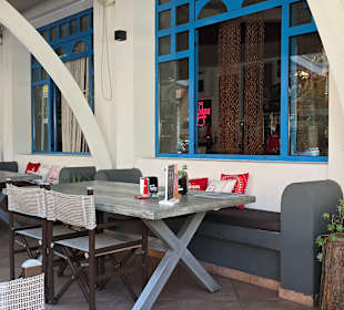 Außenbereich auf einem Sockel erbaut