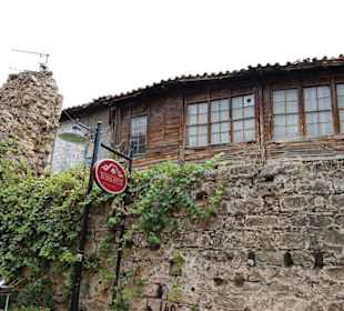 Wąskie uliczki w Antalyi