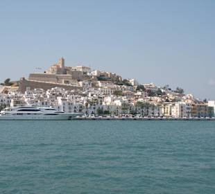 Hafeneinfahrt mit Blick auf die Burg Eivissa Stadt