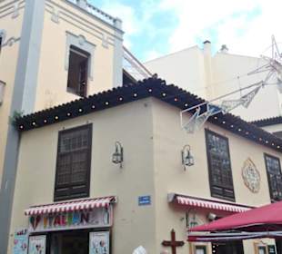 Das kleine Einkaufszentrum an der Plaza del Charco