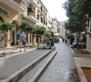 Durch die Strassen von Korfu Stadt