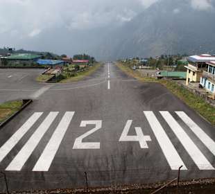 Blick auf die Lande- Startbahn des Flughafen Lukla