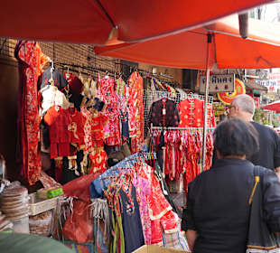 Vor dem Hotel Shanghai Mansion - Yaowarat Road