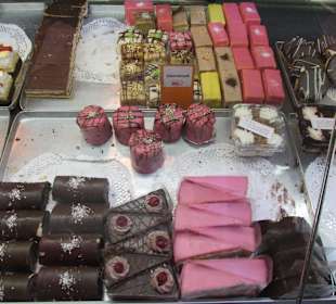 Cukrovinky v tržnici - hned u vchodu