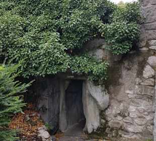 Nibelungenhalle Höleneingang