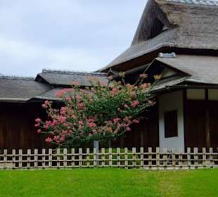 Historyczne zabudowania na terenie ogrodu.