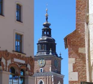 Blick aus einer Seitengasse auf den Rathausturm