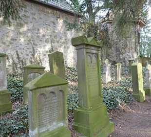 Teilweise moosbewachsen