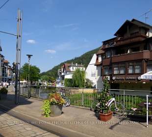 Der Blick am Fluss auf das Hotel Restaurant Sonne.