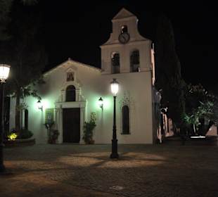 Dorfkirche Parroquía Santo Domingo bei Nacht 