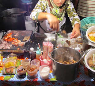 Der Bangtao Nacht-Markt mit Angeboten 006