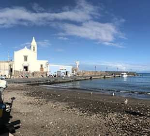 Der kleine Hafen von Lipari