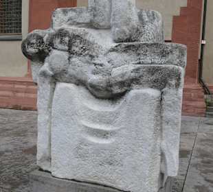 Moderne Pietà aus Carrara-Marmor am Kiliansplatz
