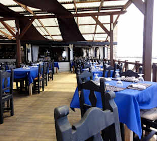 Tische auf der Terrasse des Perla del Mar