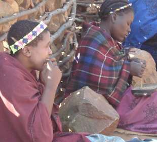 Frauen bei der Handarbeit