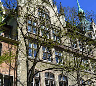 Ein Haus mit schönem Dachgiebel