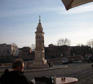 Auf der Tiberinsel in Rom, im Cafe.