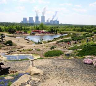 Im Hintergrund das Kraftwerk Boxberg