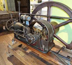 Rundgang durch die Geräteausstellung des Museums