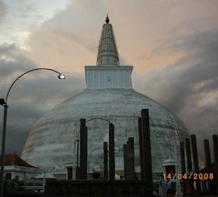 Ruwanweli Dagoba in der Abenddämmerung