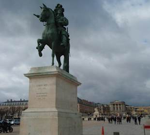 Statue vor dem Schloss