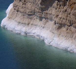 Die Salzkruste des verdunstenden Toten Meeres