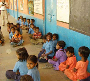 Die Schüler singen Begrüssungslieder