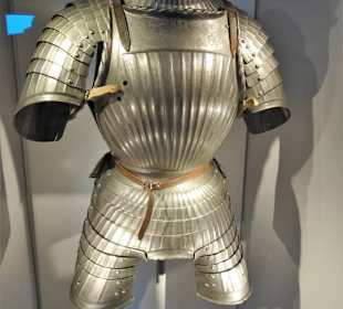 Ritterrüstung in der Ausstellung der Veste
