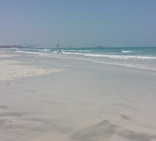 Saadiyat Beach, im Hintergrund Abu Dhabi