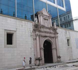 Alte Fassade vor modernem Glasbau