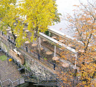 У Карлова моста