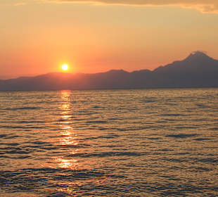 Sonnenaufgang über dem "Athos"