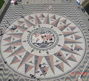  Marmurowa mozaika przed pomnikiem