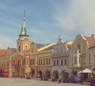  Marktplatz mit Rathaus