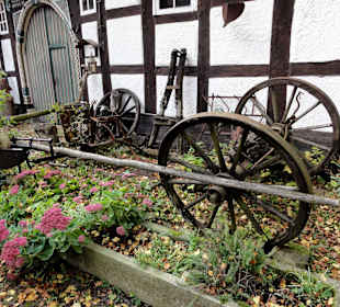 Alte Geräte und Wagen im Burghof