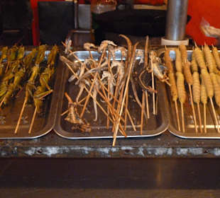 Exotische Spieße auf dem Markt vorm Hot Pot