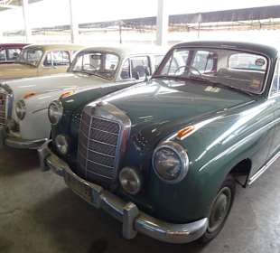 In der Haupthalle des Jesada Fahrzeug Museums