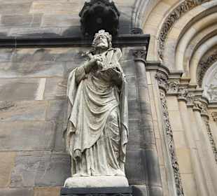 Figuren an den Domtreppen